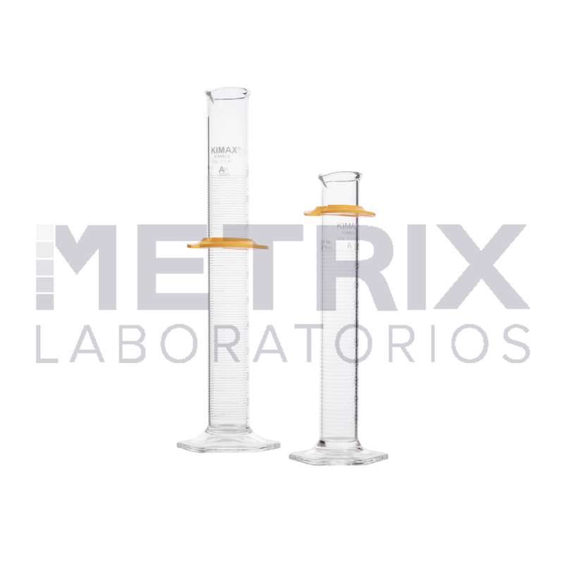 Probetas graduadas KIMAX® Clase A de vidrio borosilicato, serializadas y certificadas para mediciones precisas en laboratorios farmacéuticos, industriales y de investigación.
